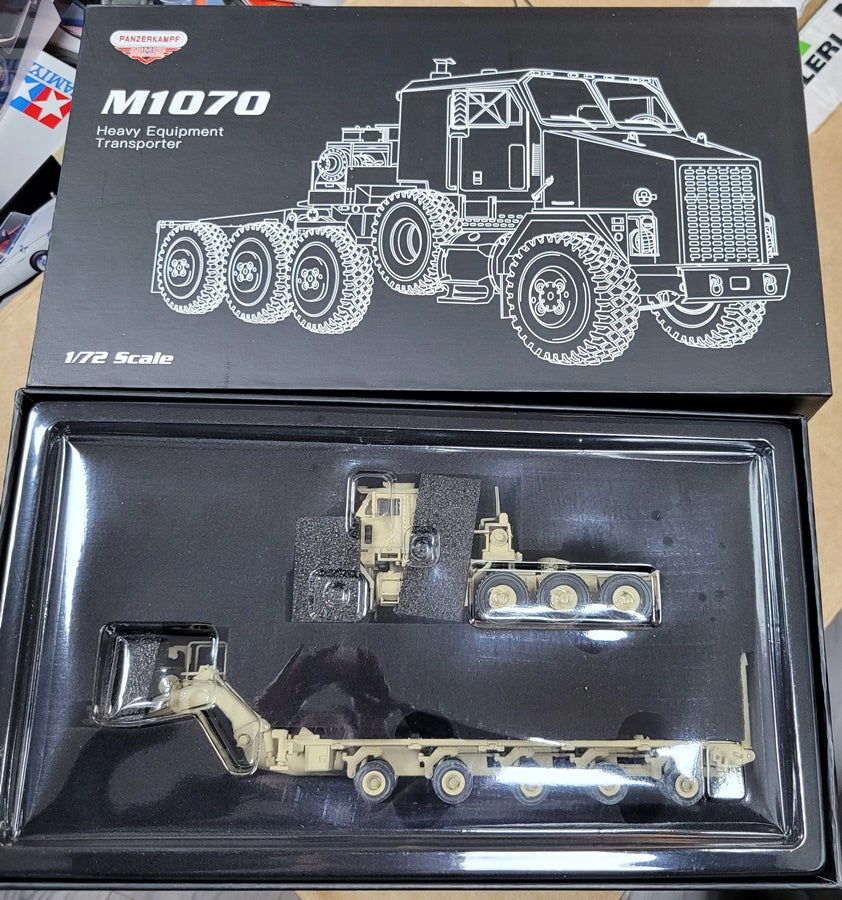 U.S. M1070 Tank Transporter Tractor (DESERT) PANZERKAMPF 1:72 12206PC