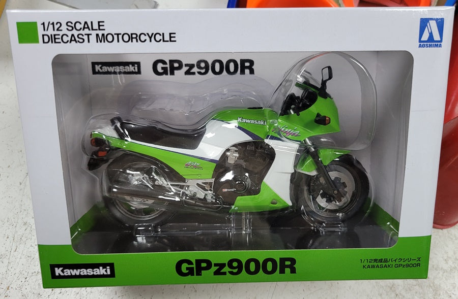 Kawasaki GPZ900R NINJA (green) AOSHIMA 1/12 109205