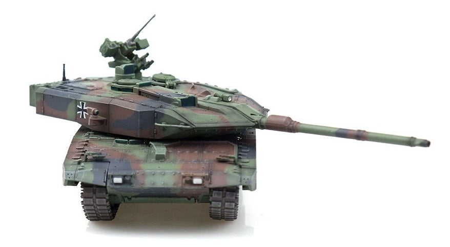 German Leopard 2 A7+ Main Battle Tank Woodland Camo PANZERKAMPF 1:72 12203PB