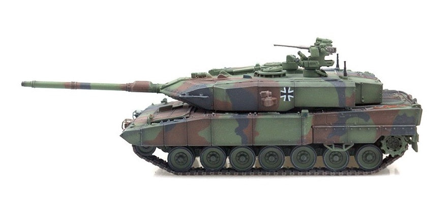 German Leopard 2 A7+ Main Battle Tank Woodland Camo PANZERKAMPF 1:72 12203PB