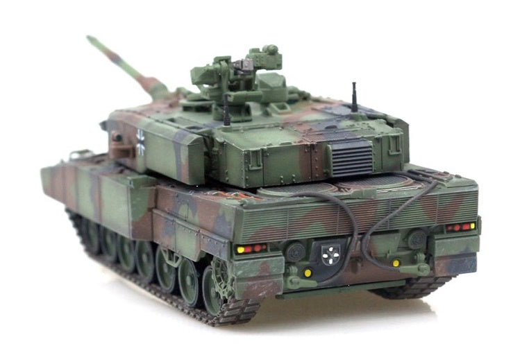 German Leopard 2 A7+ Main Battle Tank Woodland Camo PANZERKAMPF 1:72 12203PB