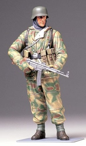 WWII German Infantryman Reversible Winter Uniform Tamiya 1:16 plastic kit 36304